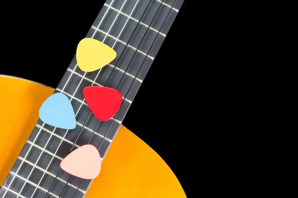 Should Beginner Guitar Players Use a Pick? 7 Facts 2 beginner guitar players use a pick