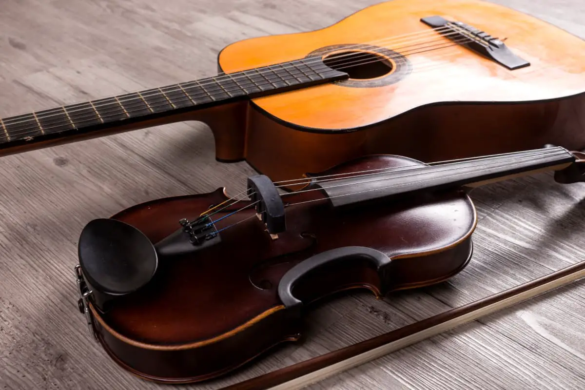 differences between a guitar and a violin