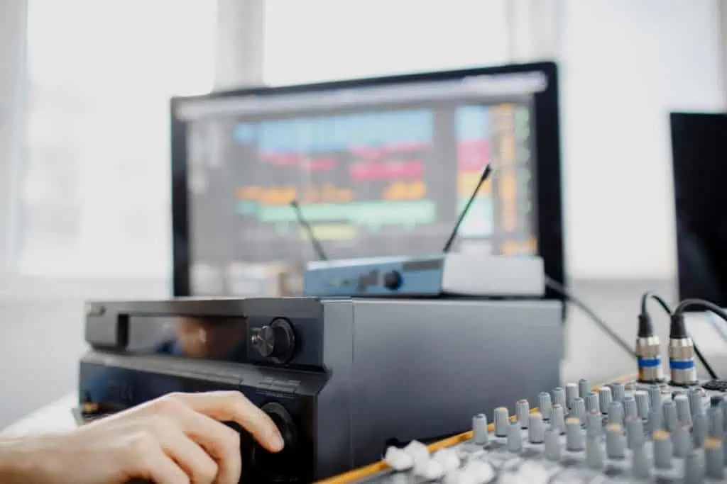 How to Play Guitar Through Your Computer: 7 Easy Amp Sim Steps 2026 1 how to play guitar through computer with an audio interface and amp sim