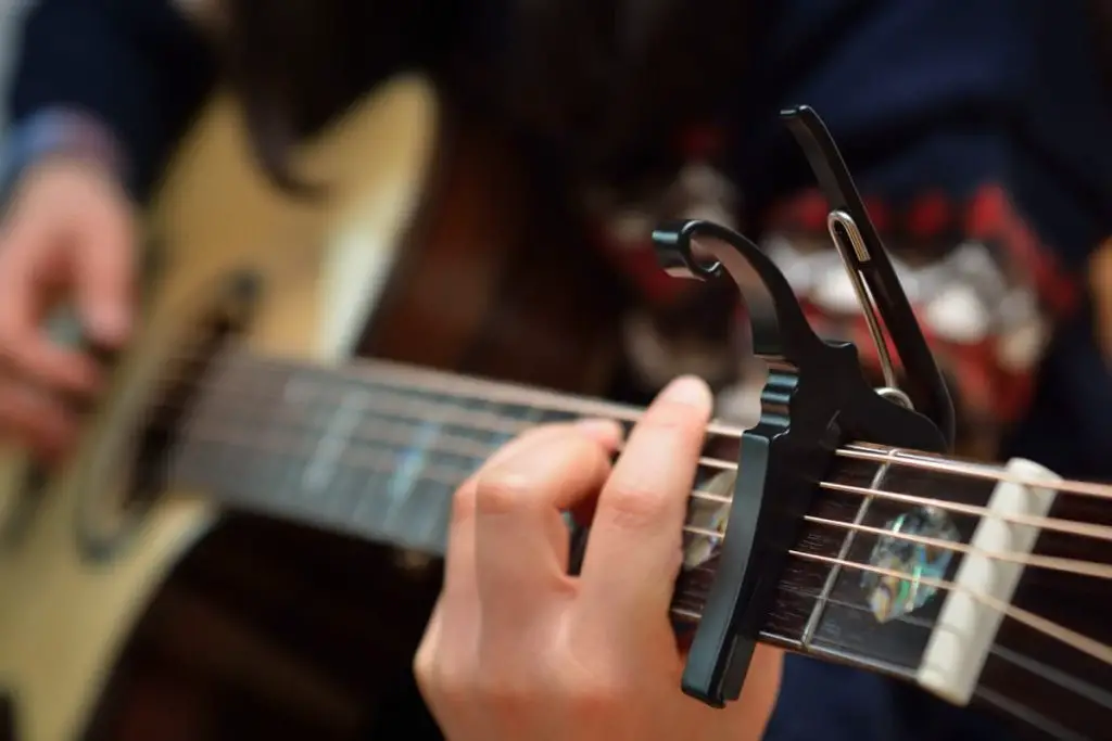 the cons of using a guitar capo