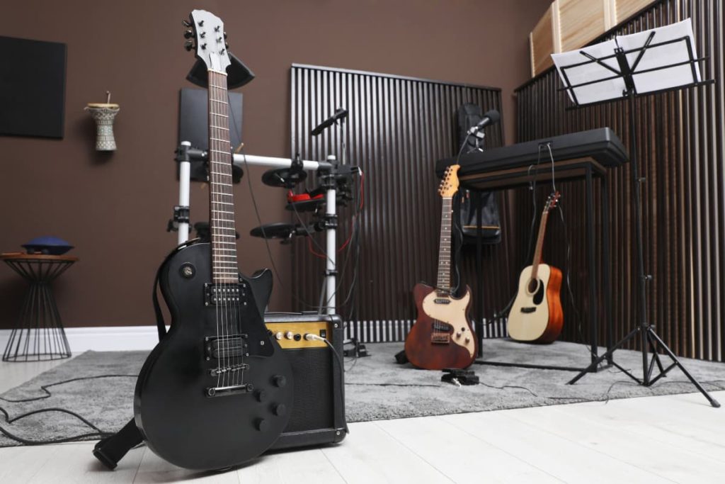 acoustic guitar and electric guitar amp sound differences
