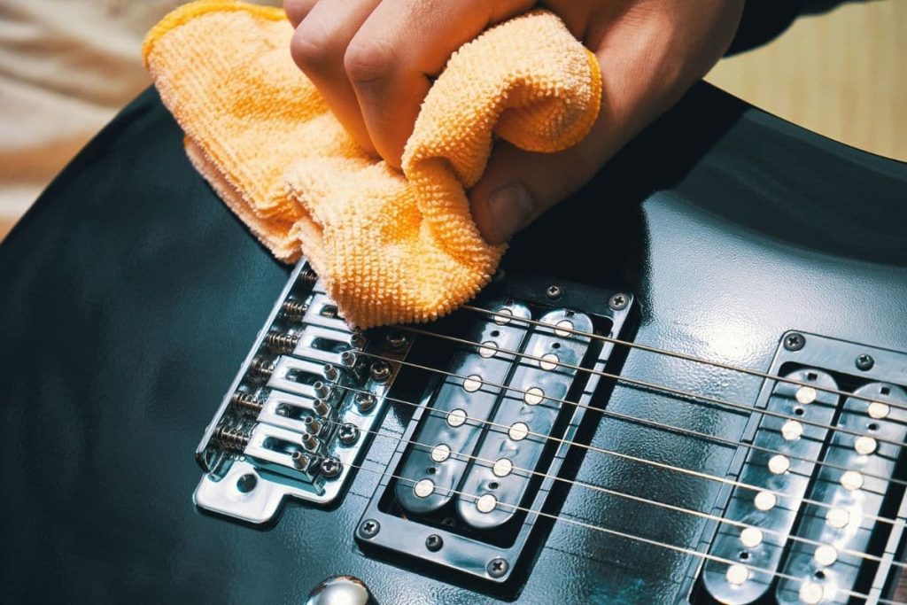 clean dust off an electric guitar