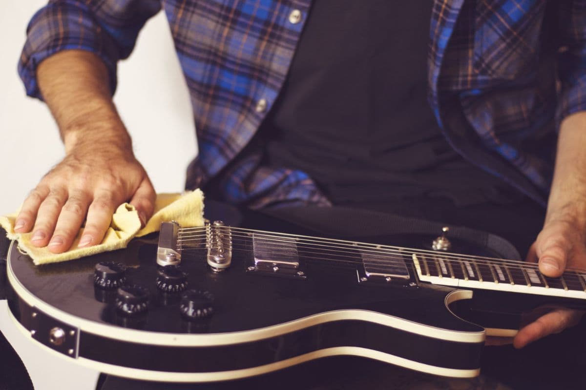 How To Clean Dust Off an Electric Guitar (8 Easy Steps)