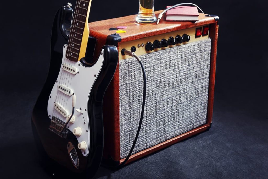 electric guitar players use amps