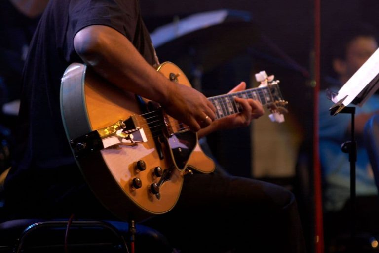 8 Tips for Improvising Over Guitar Jazz Chords
