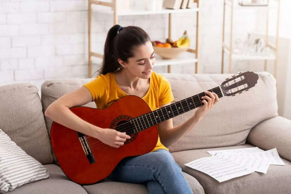 Learning the major scale guitar patterns on an acoustic guitar