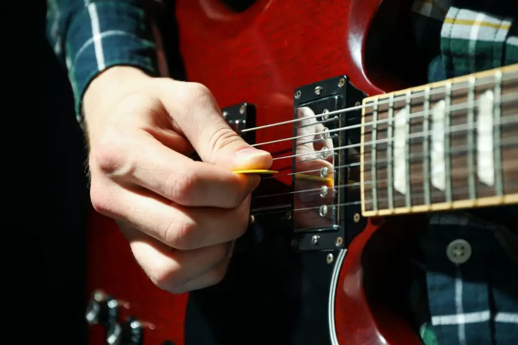 make a pick scratch sound on guitar