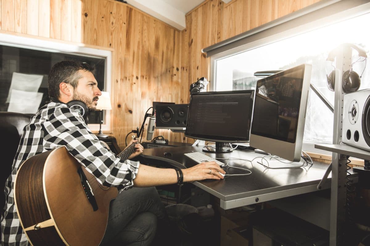 How to record vocals on BandLab and GarageBand plugged into a computer