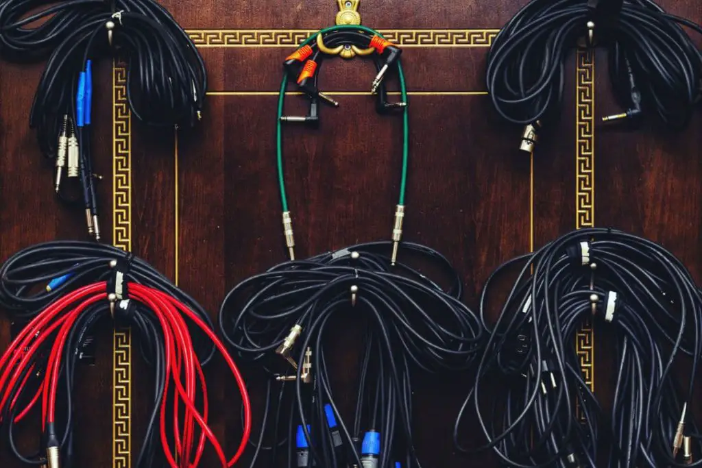 what to consider when shopping for a good guitar cable