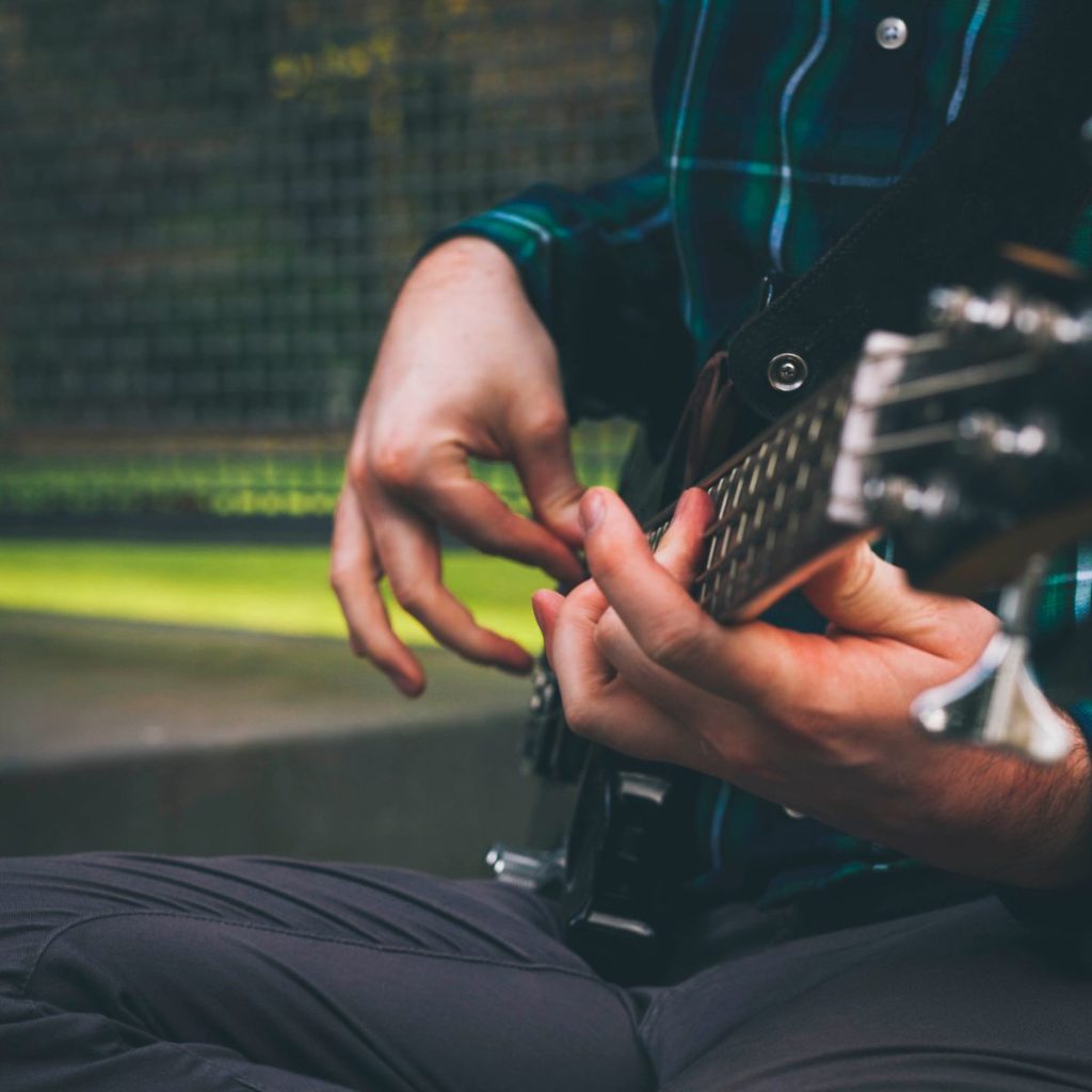 Bass Guitar for Beginners: 5 Best Picks & an Easy 30-Day Plan 2026 1 Bass guitar for beginners: player fingering the strings of an electric bass