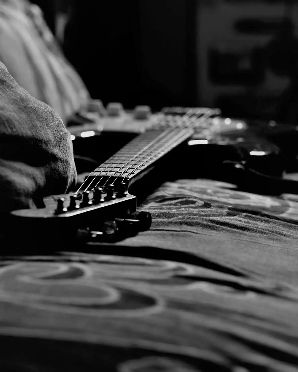 How to Choose an Electric Guitar: A Complete Guide 2026 3 Close-up of an electric guitar neck and frets for choosing neck profile