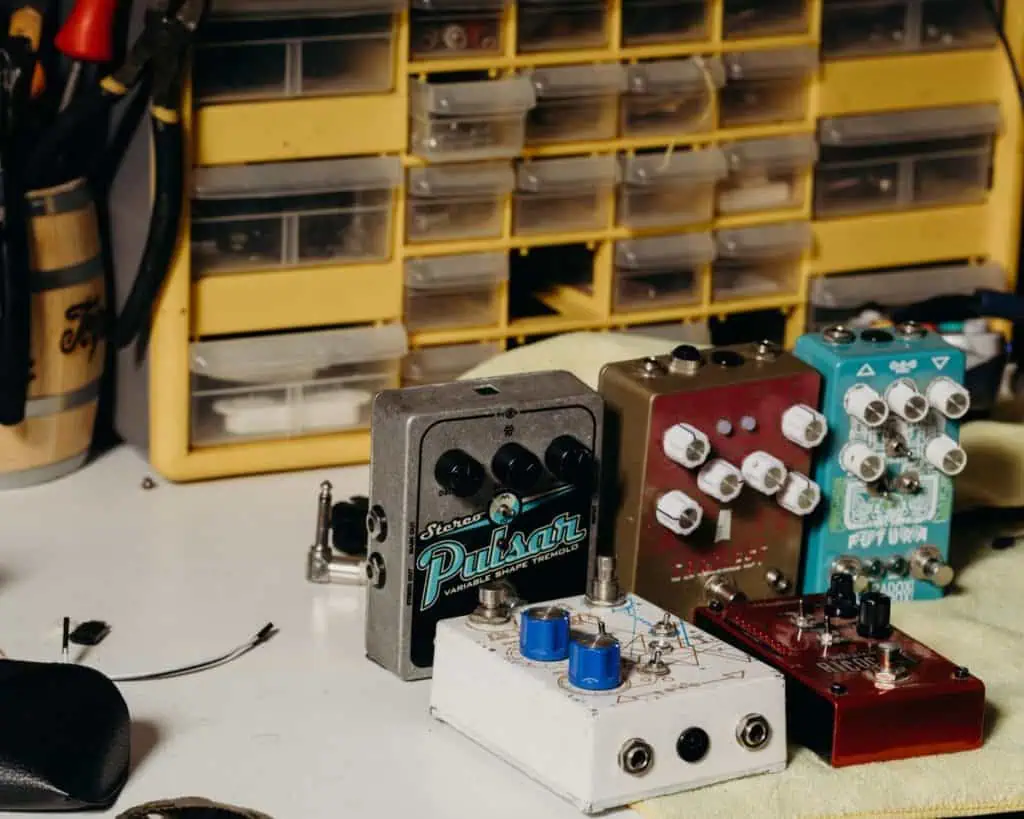 How to Build a Guitar Pedalboard: Complete Guide 2026 1 how to build a pedalboard with guitar pedals and patch cables
